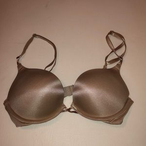 Victoria’s Secret bombshell nude bra